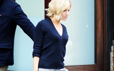 Quần vải kẻ sọc nhỏ được lòng sao thế giới