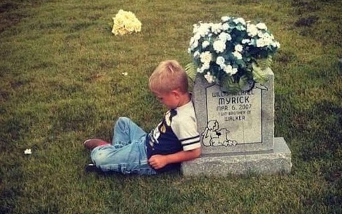 Động lòng hình ảnh anh trai qua năm tháng vẫn ngồi bên nấm mộ kể chuyện cho cậu em sinh đôi