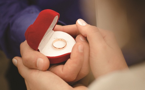 Nếu anh hỏi cưới tôi bằng một cái nhẫn đồ chơi, tôi cũng bằng lòng
