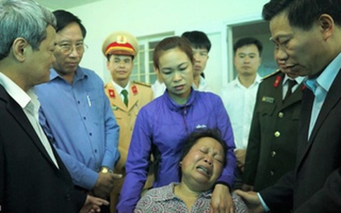 Mẹ khóc ngất khi con trai duy nhất chết trong vụ nổ xe khách