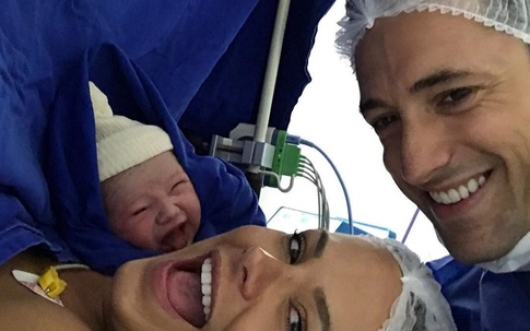 Bức ảnh bé sơ sinh chụp selfie cùng cha mẹ gây tranh cãi