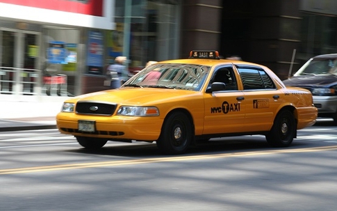 Cô gái Mỹ 23 tuổi bị bắt vì cướp, hiếp nam tài xế taxi