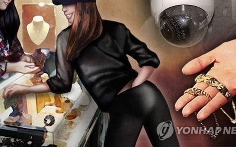 Cô gái người Hàn Quốc trộm vòng vàng rồi nhét vào mông