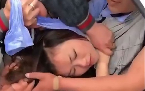 Bắt quả tang chồng 'mây mưa' trong ôtô, vợ quật liên tiếp vào mông nhân tình