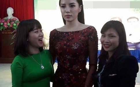Hoa hậu Kỳ Duyên lại bị soi "mặt như tượng sáp" khi chụp ảnh cùng fan