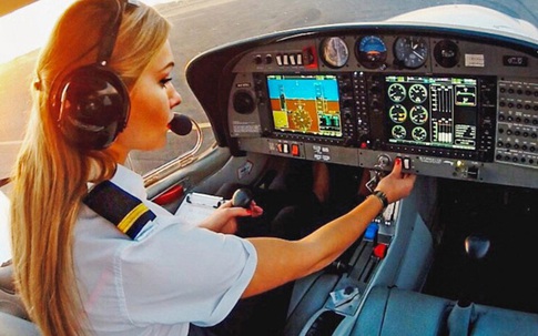 Nữ phi công xinh đẹp tiết lộ cuộc sống khiến nhiều người ghen tị