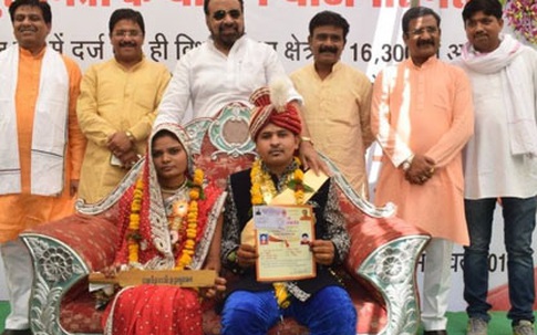 Cô dâu Ấn Độ được tặng gậy để trị chồng ham nhậu nhẹt
