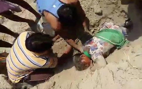 Thiếu nữ Ấn Độ sống sót sau 2 tiếng bị chôn sống