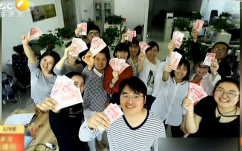 Công ty Trung Quốc thưởng tiền cho nhân viên giảm cân