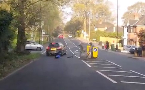 Bé trai thoát chết thần kỳ sau cú phóng xe scooter lao thẳng vào ôtô
