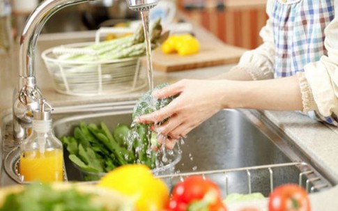 Sai lầm nghiêm trọng khi rửa rau đang rước bệnh vào nhà