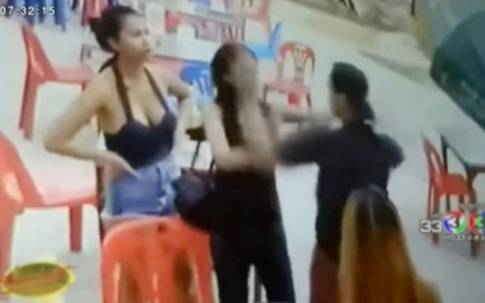 Từ chối cho số điện thoại, kiều nữ bị nam thanh niên đấm vào mặt