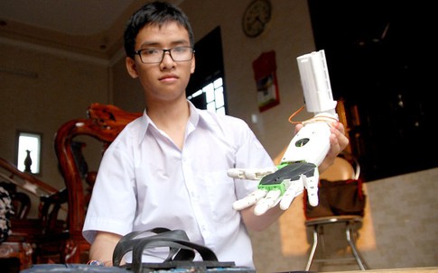 Cánh tay robot đa năng của chàng trai từng bị trượt visa đi Mỹ