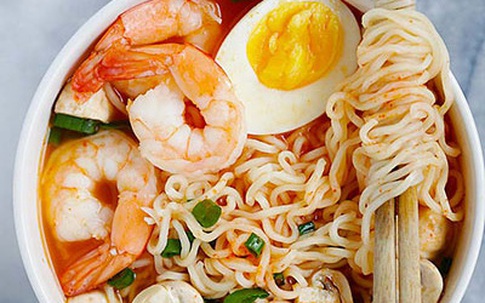 Mì ramen nấu tôm, nấm ngon tuyệt hảo