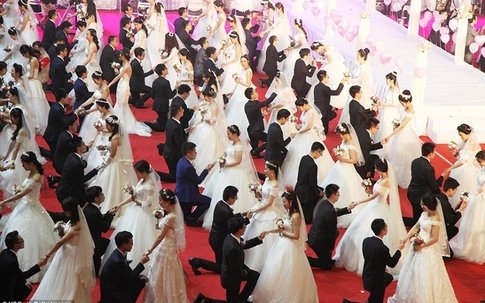 Trường Trung Quốc kỷ niệm thành lập bằng lễ cưới của 115 đôi trẻ