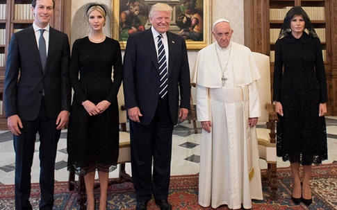 Vì sao vợ con ông Trump mặc đồ đen, đeo mạng khi gặp Giáo hoàng