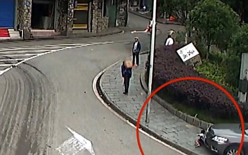 Người đi đường hợp sức cứu cậu bé bị cuốn vào gầm ôtô