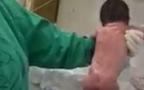 Bé gái chập chững bước ngay khi vừa sinh ra