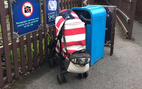 Bé 1 tuổi bị cha mẹ bỏ lại trong xe đẩy cạnh thùng rác để đi chơi tàu lượn
