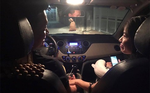 Chuyện làm dịu lòng ngày nắng nóng: Chồng chạy Grab đưa vợ đi cùng, khách nữ lạc lõng ngồi ghế sau