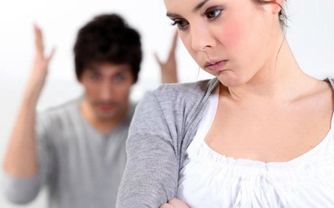 Chồng nhiều lần nhắn tin với khách hàng nữ
