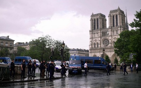 Cảnh sát Pháp bắn kẻ tấn công bên ngoài Nhà thờ Đức Bà Paris