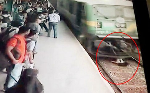 Cô gái sống sót sau khi bị tàu hoả cán