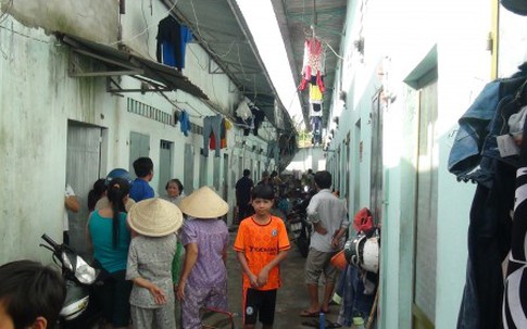 Cô gái thất thần khi thấy người yêu chết trong phòng trọ