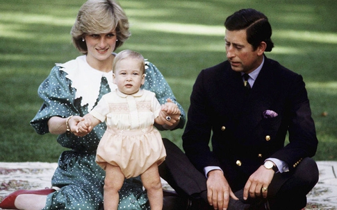 Công nương Diana quăng mình xuống cầu thang khi mang bầu William