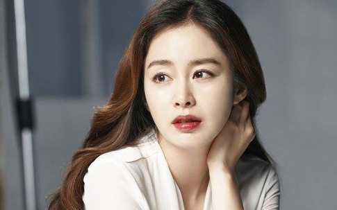 Giàu vậy nhưng mang bầu tháng thứ 4, Kim Tae Hee vẫn mải miết làm việc