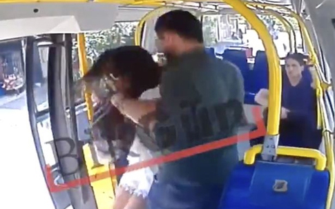 Cô gái bị hành hung trên xe buýt vì mặc quần short