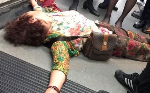 Nữ hành khách cố thủ trên sàn máy bay vì bị hoãn 11 tiếng