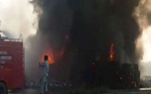 Xe chở dầu lật, bốc cháy khiến 123 người thiệt mạng