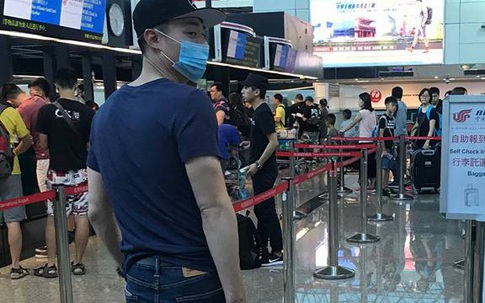 Hoắc Kiến Hoa mua quà cho vợ con ở sân bay