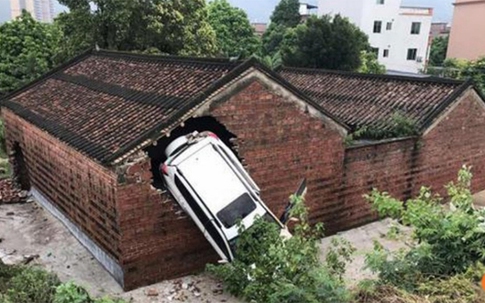Ngôi đền cổ một tháng 2 lần bị ôtô đâm thủng tường