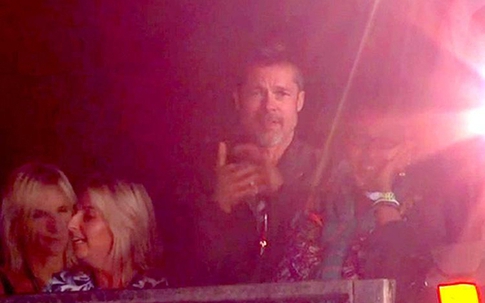 Brad Pitt bị phát hiện tình tứ với cô đào Sienna Miller trong đêm