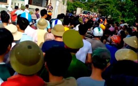 2 thanh niên bị vây đánh vì nghi bắt cóc trẻ