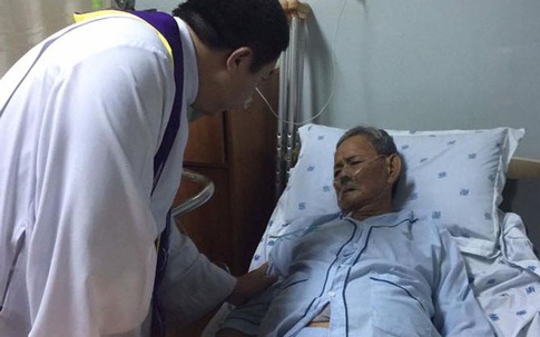 Phan Đinh Tùng hủy show, gấp rút về nước gặp ba đang hấp hối