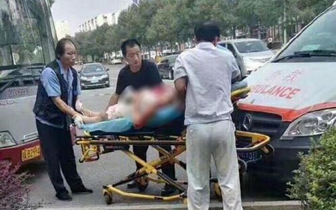 Cô gái bị cứa cổ vì tát 'yêu râu xanh' trên xe buýt