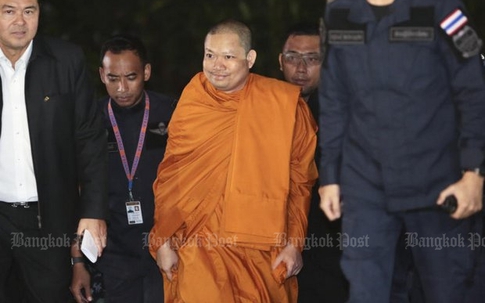 Nhà sư ăn chơi nhất Thái Lan cười tươi khi về nước