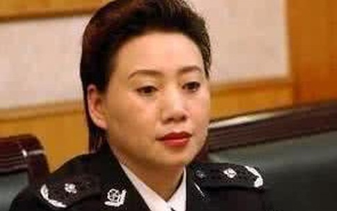 Quan bà Trung Quốc mê tiền vô độ, hám “phi công trẻ”