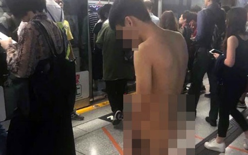 Thanh niên 20 tuổi tồng ngồng trên phố Hong Kong