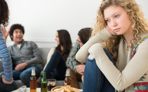 Làm gì khi thấy bạn bè của chồng thật “khó ưa”?