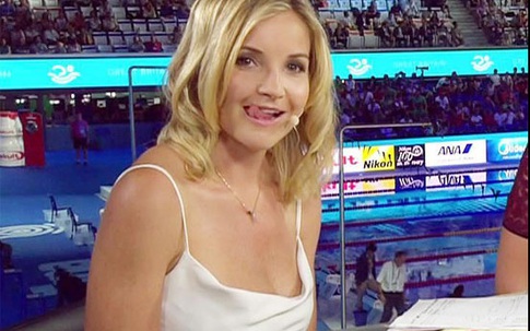 Nữ MC thể thao gây 'nhức mắt' vì mặc trang phục cổ trễ, váy ngắn cũn