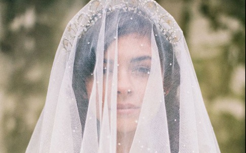 Ẩn chứa sau mạng che mặt cô dâu trong ngày cưới là những sự thật bất ngờ và rùng rợn