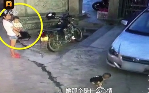 Cô gái trẻ thờ ơ đứng nhìn bé trai bị xe cán ngay trước mặt