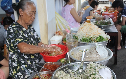 Quán mít trộn 'bà già' 30 năm chưa khi nào vắng khách ở Đà Nẵng