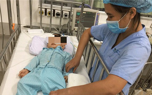 Nghịch cảnh đáng thương của cháu bé 1 tuổi bị bạo hành