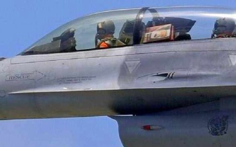 Mang bánh lên máy bay, phi công F-16 suýt gặp họa