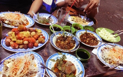 Những con hẻm ăn vặt luôn tấp nập ở Sài Gòn